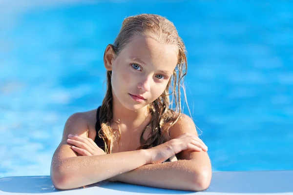 Retrato de niña al aire libre en verano — Foto de Stock