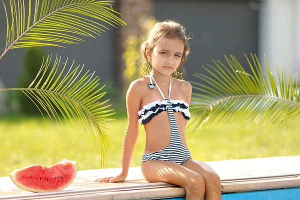 Porträt eines kleinen Mädchens im Sommer — Stockfoto