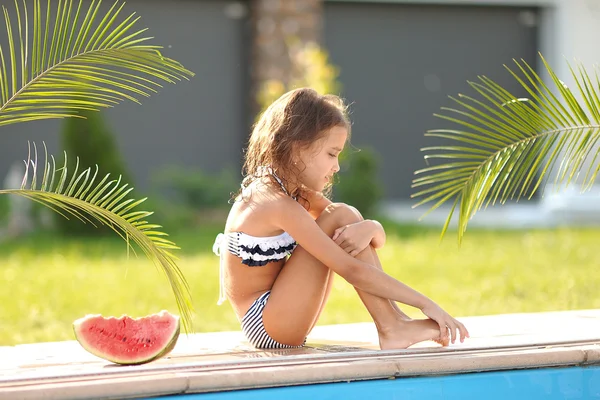 Ritratto di bambina all'aperto in estate — Foto Stock