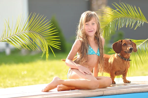 Retrato de niña al aire libre en verano — Foto de Stock