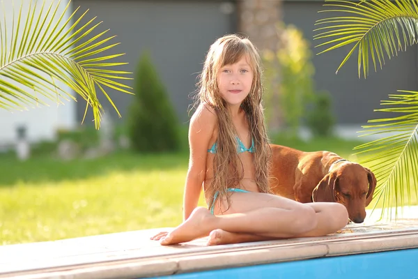 Retrato de niña al aire libre en verano — Foto de Stock