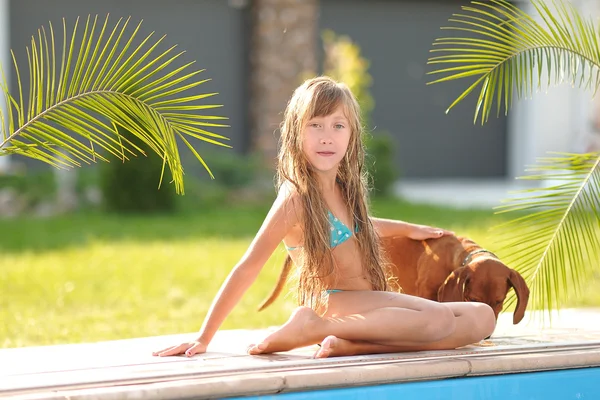 Portrait de petite fille en plein air en été — Photo