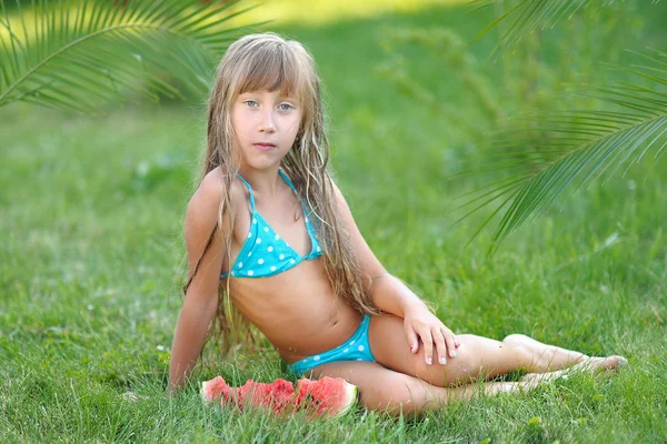 Portrait de petite fille en plein air en été — Photo