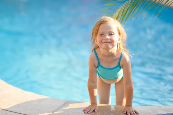 Retrato de niña al aire libre en verano — Foto de Stock