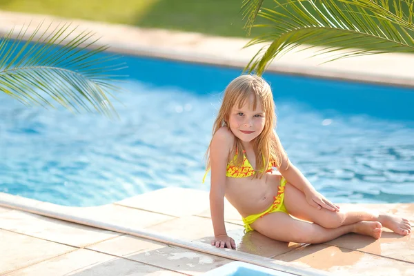 Portret van klein meisje buiten in de zomer — Stockfoto