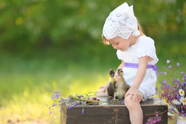 Portrait de petite fille en plein air en été — Photo