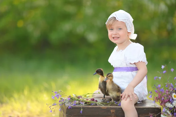 Porträtt av liten flicka utomhus på sommaren — Stockfoto