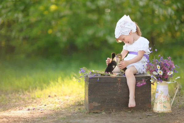 Retrato de niña al aire libre en verano —  Fotos de Stock