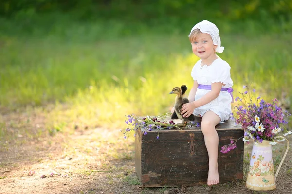 Portrait de petite fille en plein air en été — Photo