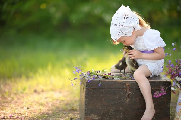 Portret dziewczynki na świeżym powietrzu w lecie — Zdjęcie stockowe