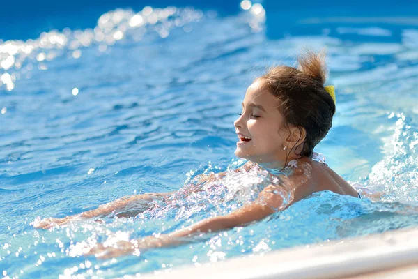 Retrato de niña al aire libre en verano — Foto de Stock