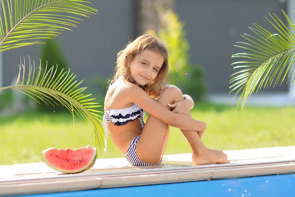 Portrait de petite fille en plein air en été — Photo