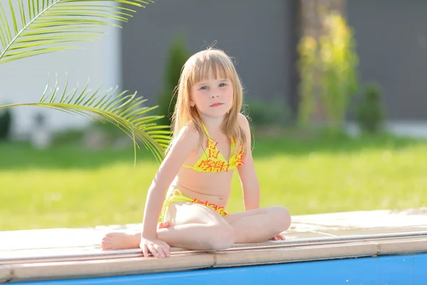 Portrait de petite fille en plein air en été — Photo