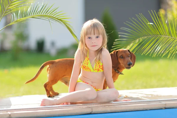 Retrato de niña al aire libre en verano — Foto de Stock