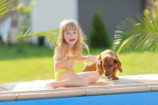 Ritratto di bambina all'aperto in estate — Foto Stock