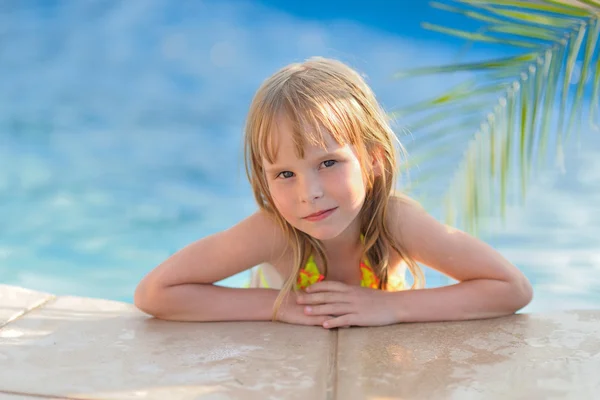 Portrait de petite fille en plein air en été — Photo