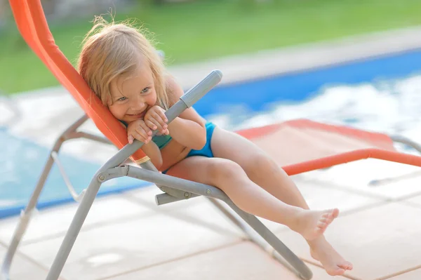 Ritratto di bambina all'aperto in estate — Foto Stock