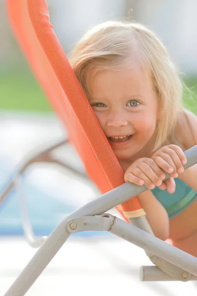 Πορτρέτο του μικρού κοριτσιού σε εξωτερικούς χώρους το καλοκαίρι — Φωτογραφία Αρχείου