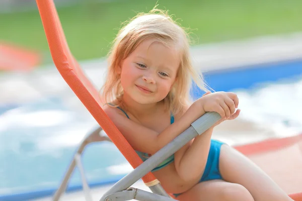 Retrato de niña al aire libre en verano — Foto de Stock