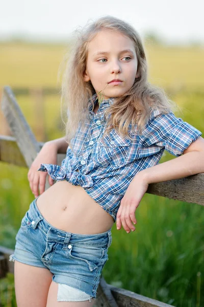 Portrait de petite fille en plein air en été — Photo