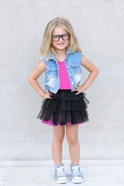 Portrait of little girl outdoors in summer — Stock Photo, Image