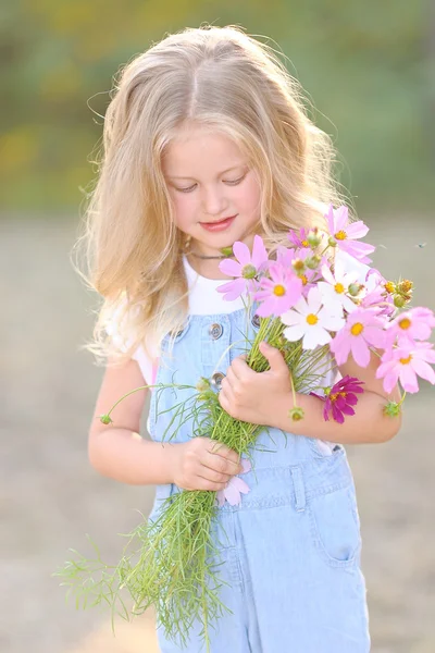 Portrait de petite fille en plein air en été — Photo