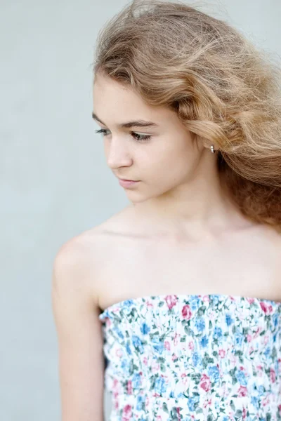 Portret van klein meisje buiten in de zomer — Stockfoto