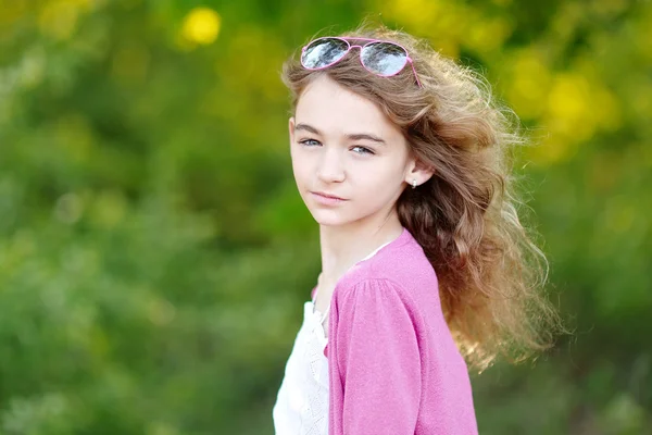 Portret van klein meisje buiten in de zomer — Stockfoto