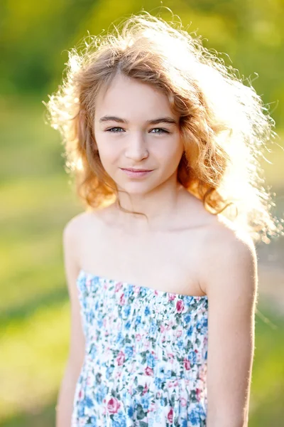 Portret van klein meisje buiten in de zomer — Stockfoto