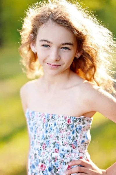 Portret van klein meisje buiten in de zomer — Stockfoto