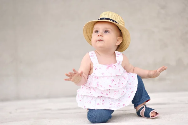 Portrait de petite fille en plein air en été — Photo