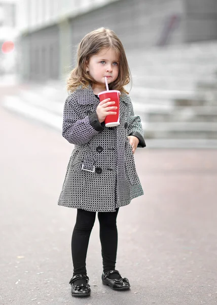 Portrait de petite fille en plein air en été — Photo