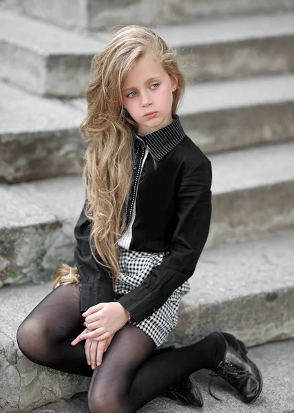 Retrato de niña al aire libre en verano — Foto de Stock