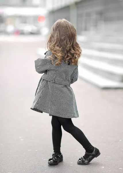 Portrait de petite fille en plein air en été — Photo