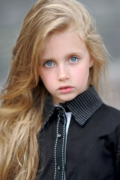 Portrait de petite fille en plein air en été — Photo