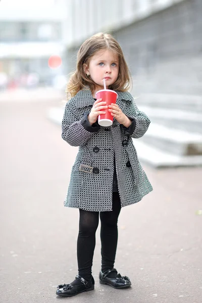 Portrait de petite fille en plein air en été — Photo