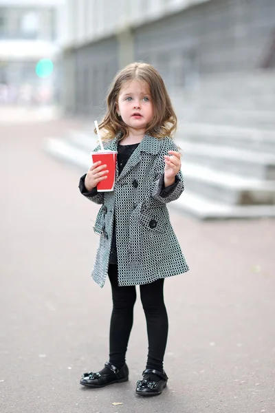 Portrait de petite fille en plein air en été — Photo