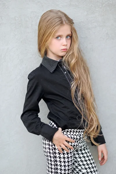 Portrait of little girl outdoors in summer — Stock Photo, Image