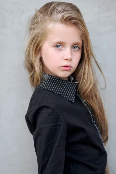 Portrait de petite fille en plein air en été — Photo