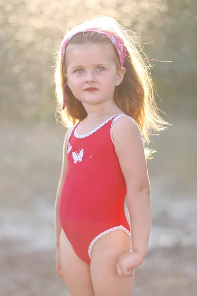 Retrato de niña al aire libre en verano — Foto de Stock