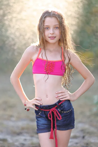 Portret van klein meisje buiten in de zomer — Stockfoto