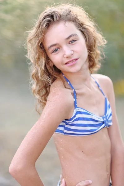 Portret van klein meisje buiten in de zomer — Stockfoto