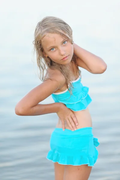 Portret van klein meisje buiten in de zomer — Stockfoto