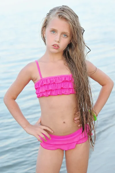 Portret van klein meisje buiten in de zomer — Stockfoto