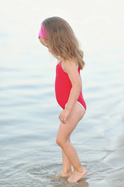 Portrait de petite fille en plein air en été — Photo