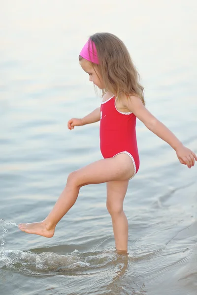 Retrato de menina ao ar livre no verão — Fotografia de Stock