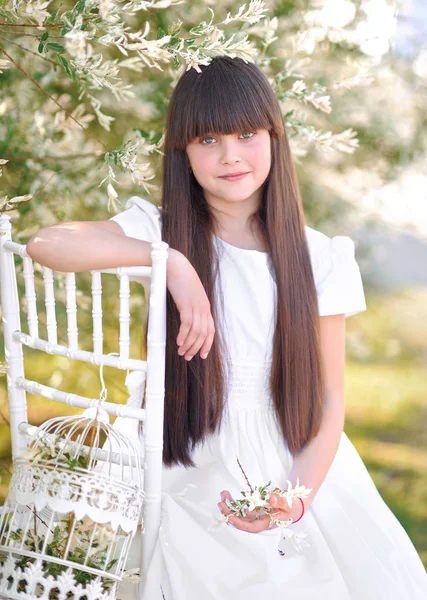 Portrait de petite fille en plein air en été — Photo