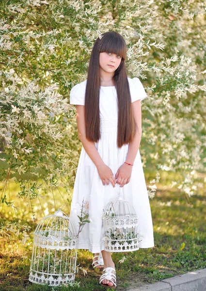 Retrato de niña al aire libre en verano —  Fotos de Stock