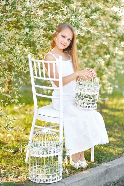 Portrait of little girl outdoors in summer — Stock Photo, Image