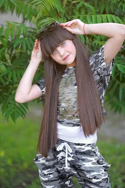 Retrato de niña al aire libre en verano —  Fotos de Stock